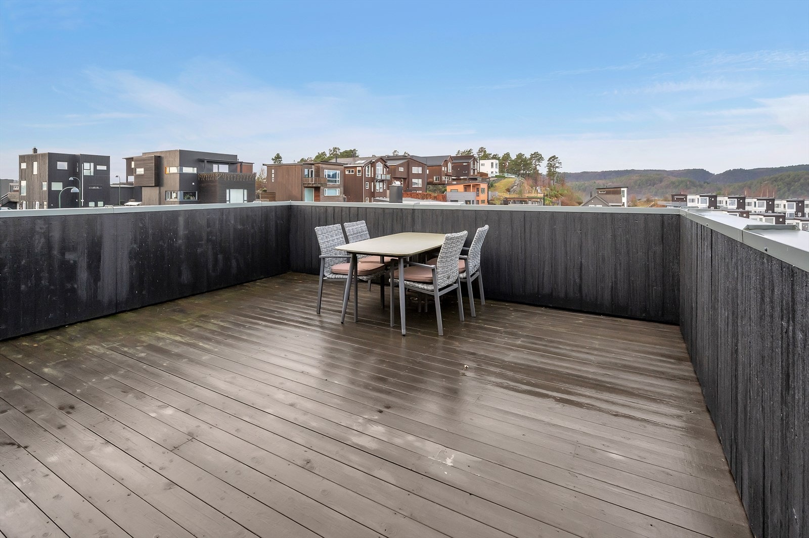 Takterrasse med nydelig utsikt og strålende solforhold Galleribilde