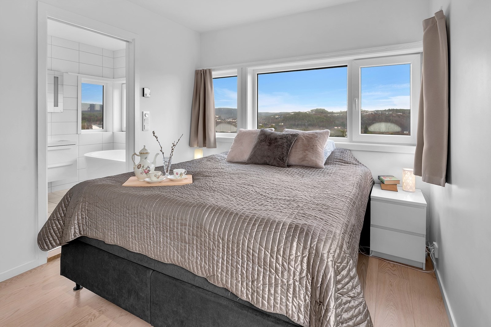 Soverom 4. Hovedsoverom med utgang til tomten og tilgang til eget bad Galleribilde