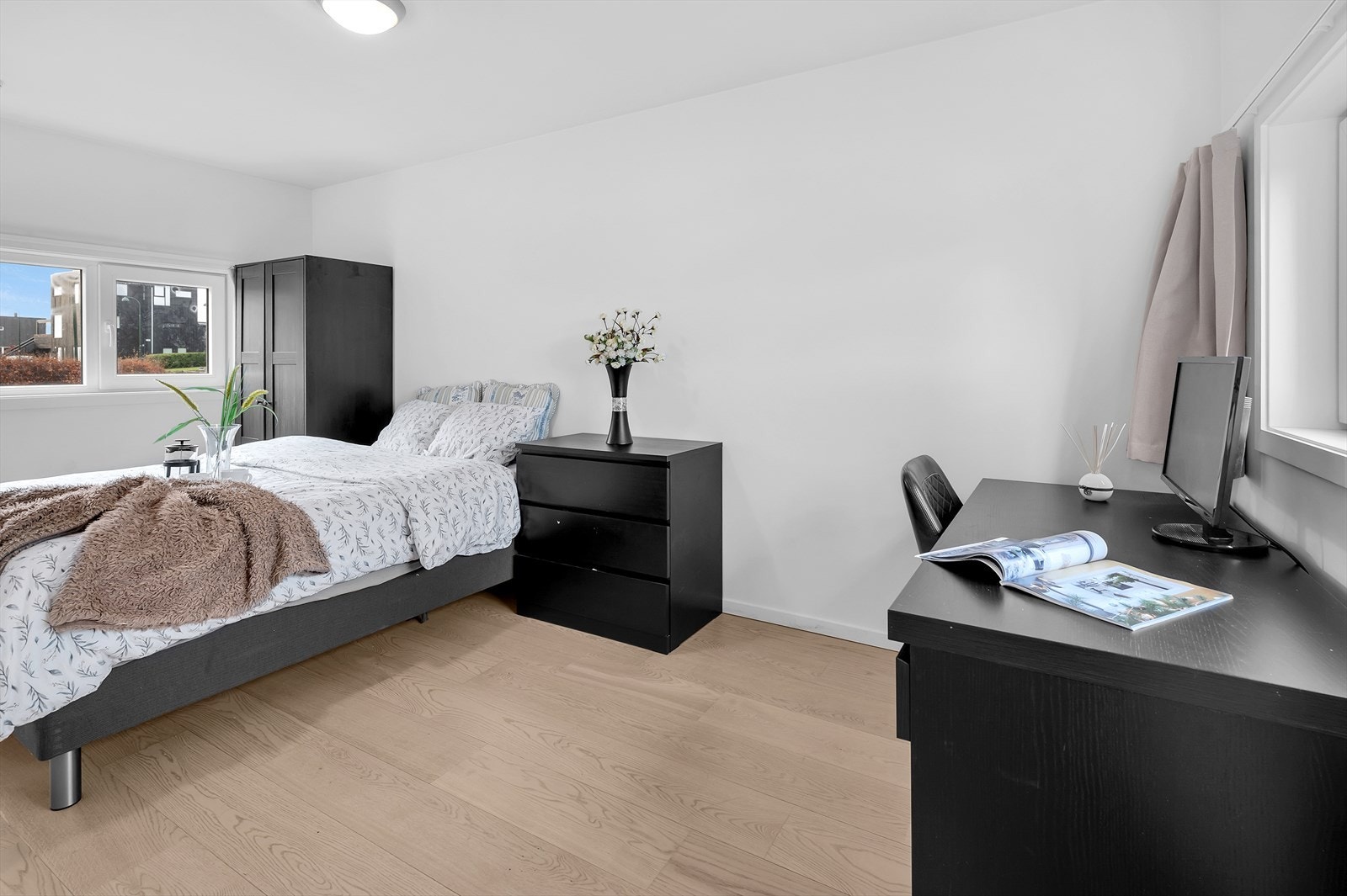 Soverom 1 - romslig soverom med god plass til plassering av seng og øvrig soveromsmøblement Galleribilde