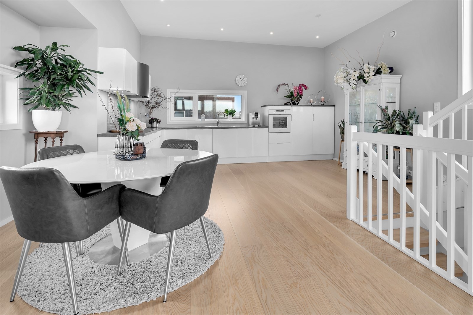 Kjøkkenet har godt med skap- og benkeplass Galleribilde