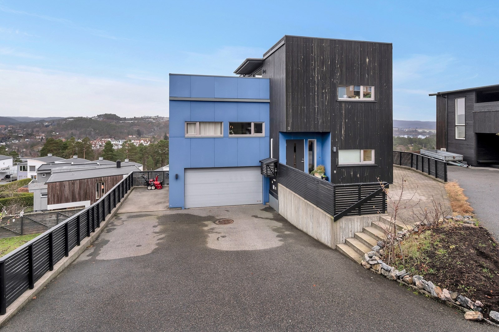 Moderne enebolig over tre etasjer med hybel for utleie Galleribilde