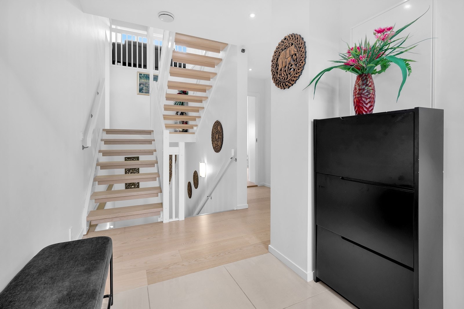 Entré med flislagt parti ved inngangdør Galleribilde