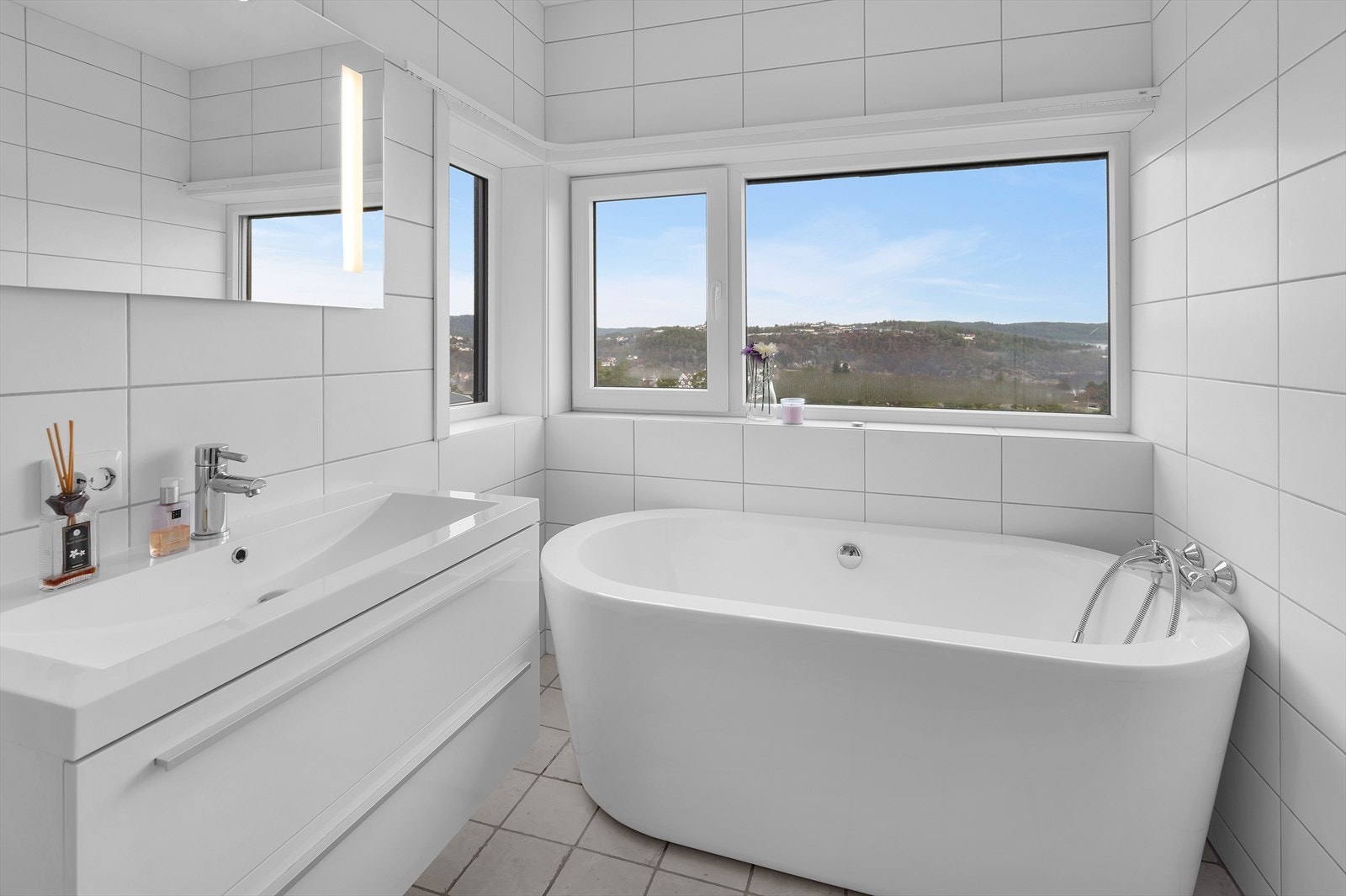 Bad ved hovedsoverom med badekar, servant med underskap og dusjkabinett Galleribilde