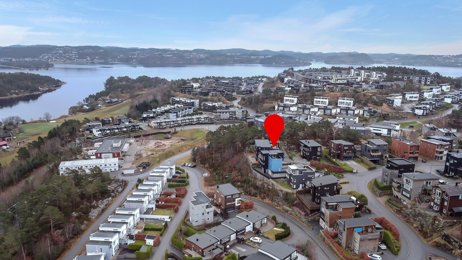 Eiendommen ligger ypperlig til i blindvei med gode sol- og utsiktsforhold Galleribilde