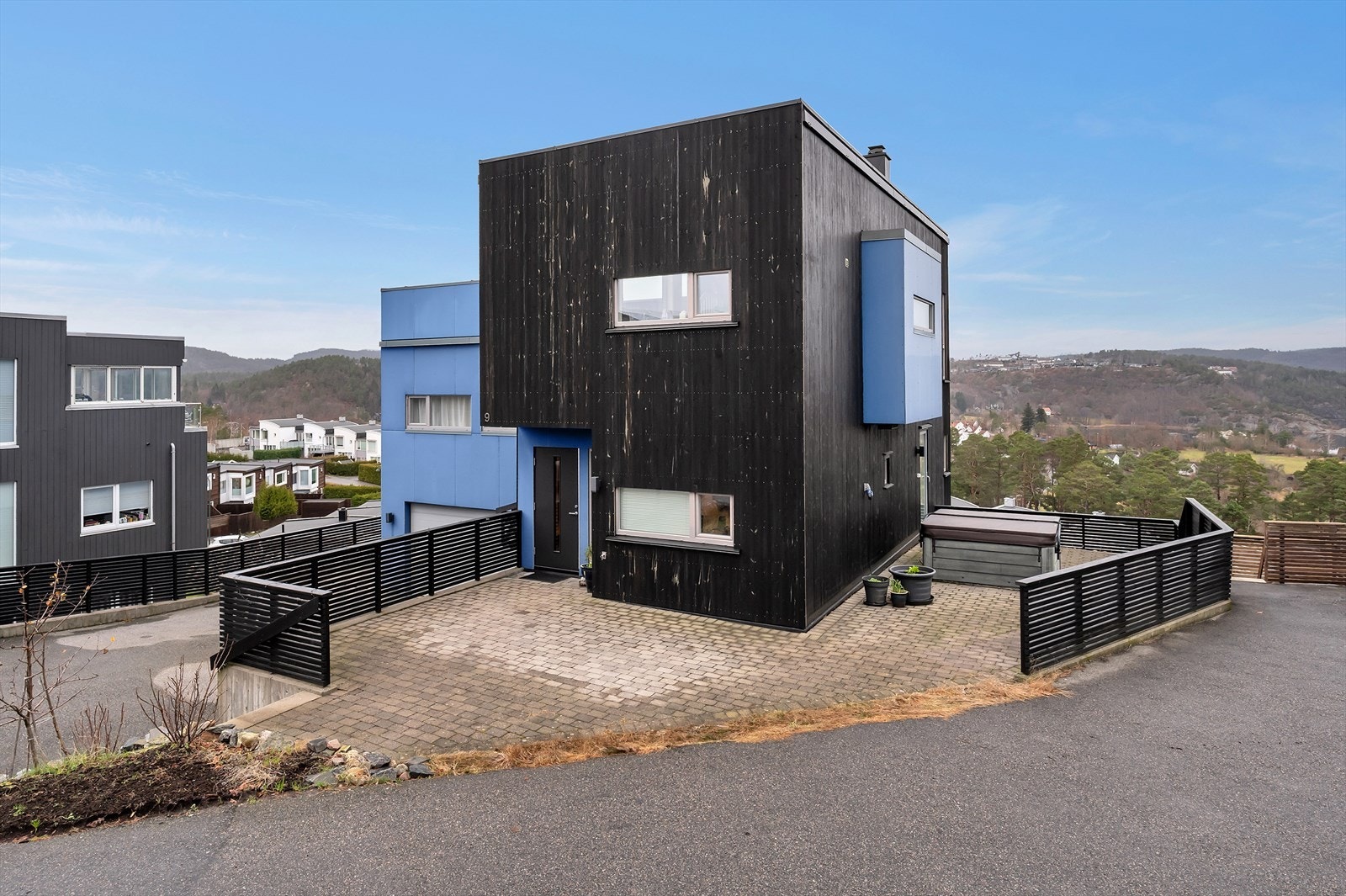 Eiendommen har en pent opparbeidet og lettstelt tomt Galleribilde