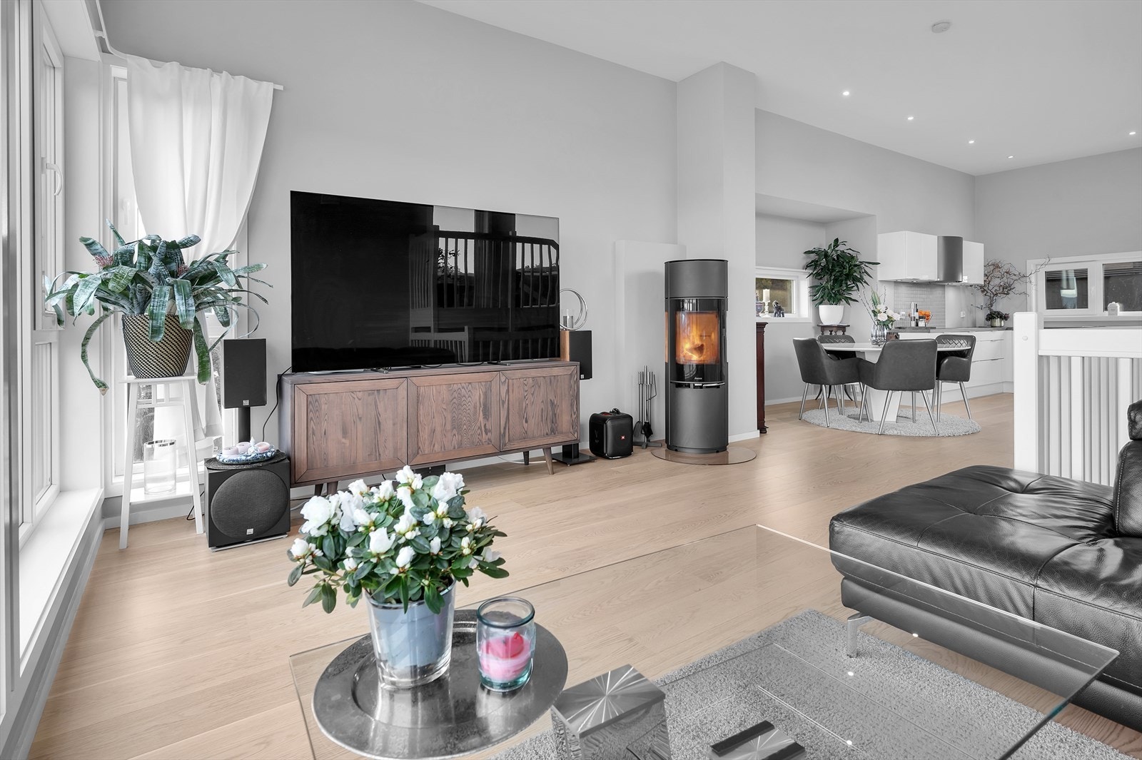 Stuen er utstyrt med en moderne vedovn og utstrakt bruk av "downlights" Galleribilde