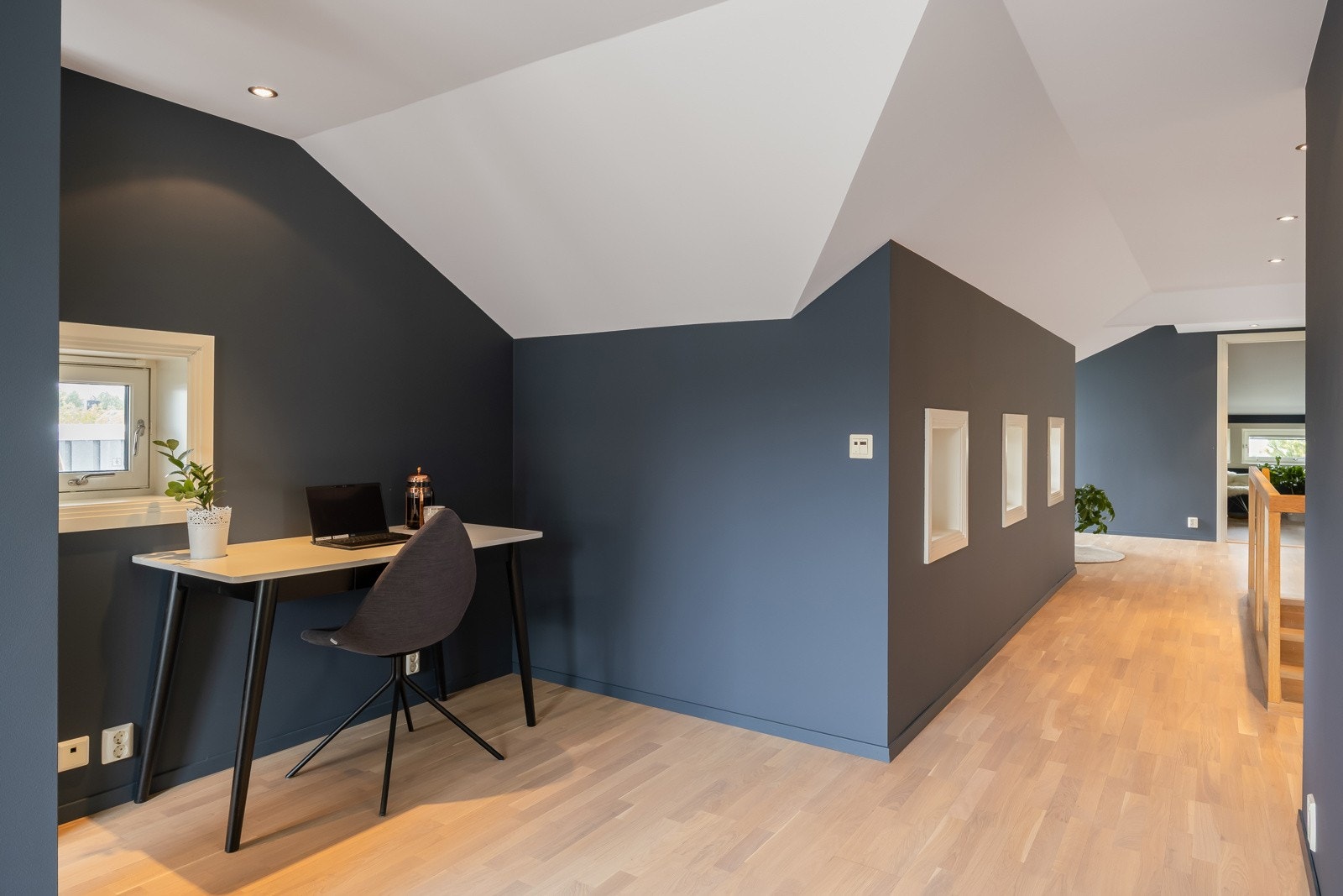 Gangarealet i loftsetasjen har en praktisk utforming som gir rom for ekstra kontorplass. Galleribilde