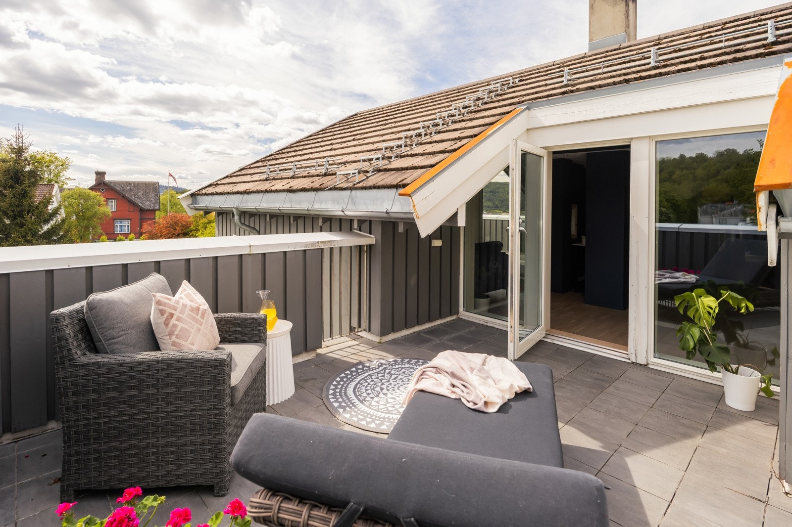 Flott takterrasse på ca. 15 kvm med vending mot sør og svært god solforhold. Galleribilde