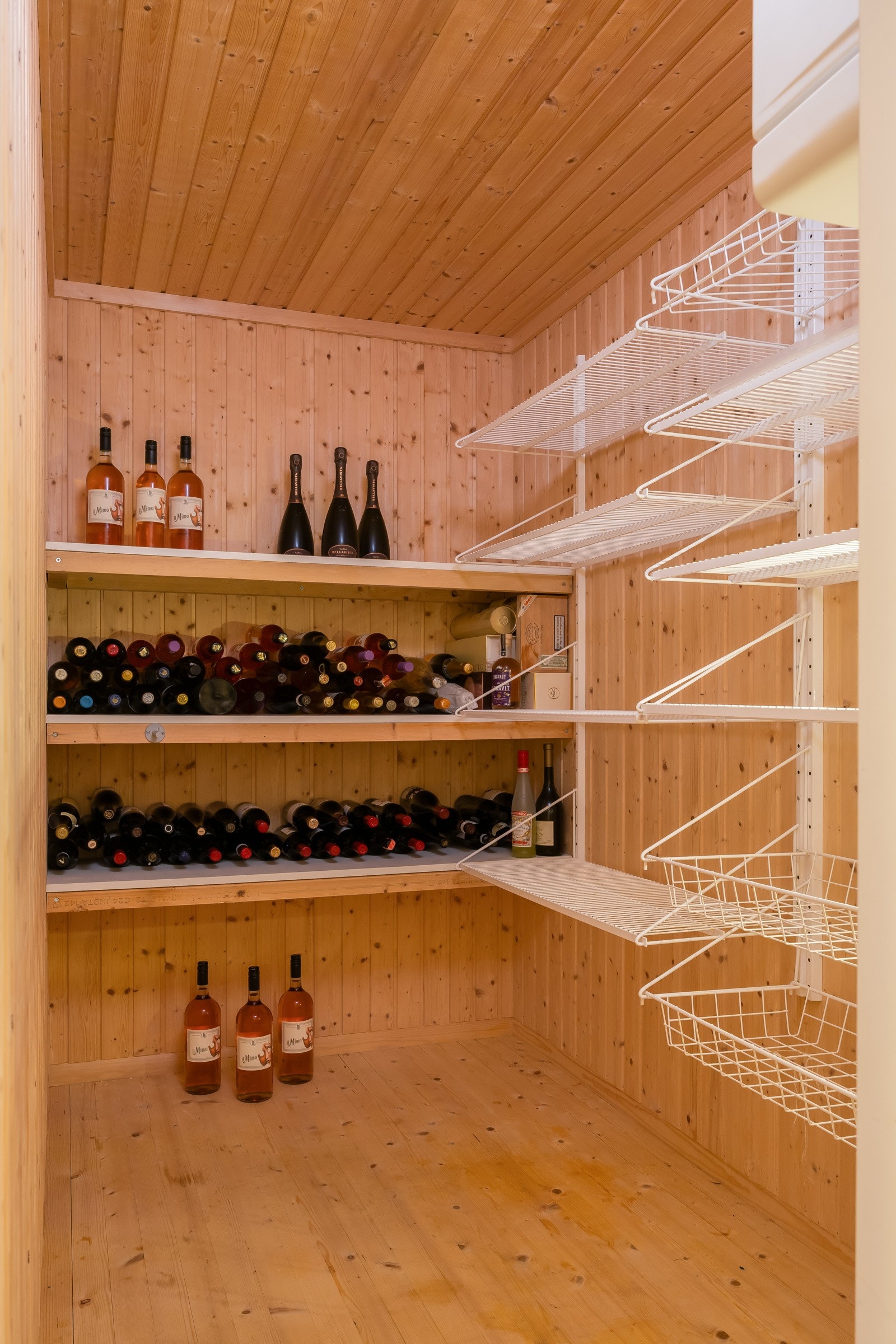 Boligen er svært innholdsrik med 345 kvm fordelt over tre etasjer, i tillegg til dobbelgarasje med bod på totalt ca. 66 kvm. Galleribilde