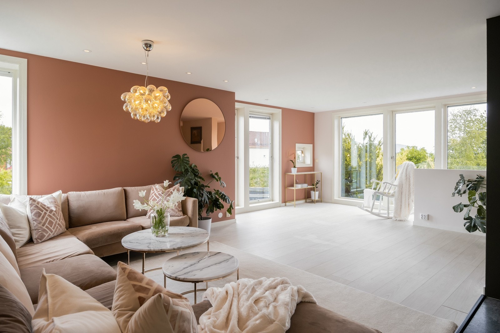 Vannbåren gulvvarme fra eget bergvarmeanlegg med varmepumpe i teknisk rom. Galleribilde