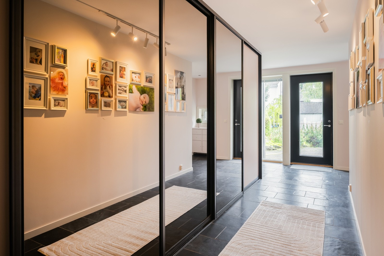 Innbydende hall med flislagt gulv med varme, utstrakt skyvedørsgarderobe, og toalettrom lett tilgjengelig. I denne etasjen har man tilgang på kjølerom, boder og et stort treningsrom. Galleribilde