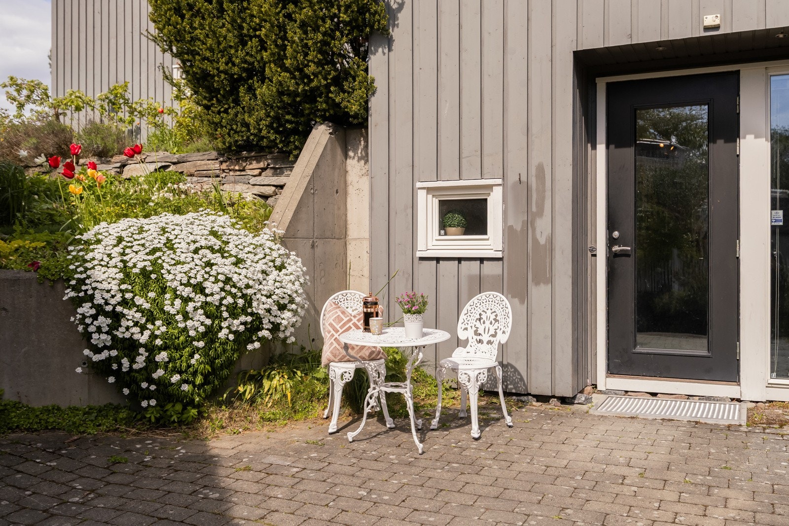 I tillegg til hoveddelen har huset en separat godkjent utleiedel med leieinntekt på kr. 16 000,-/mnd. pt. Galleribilde