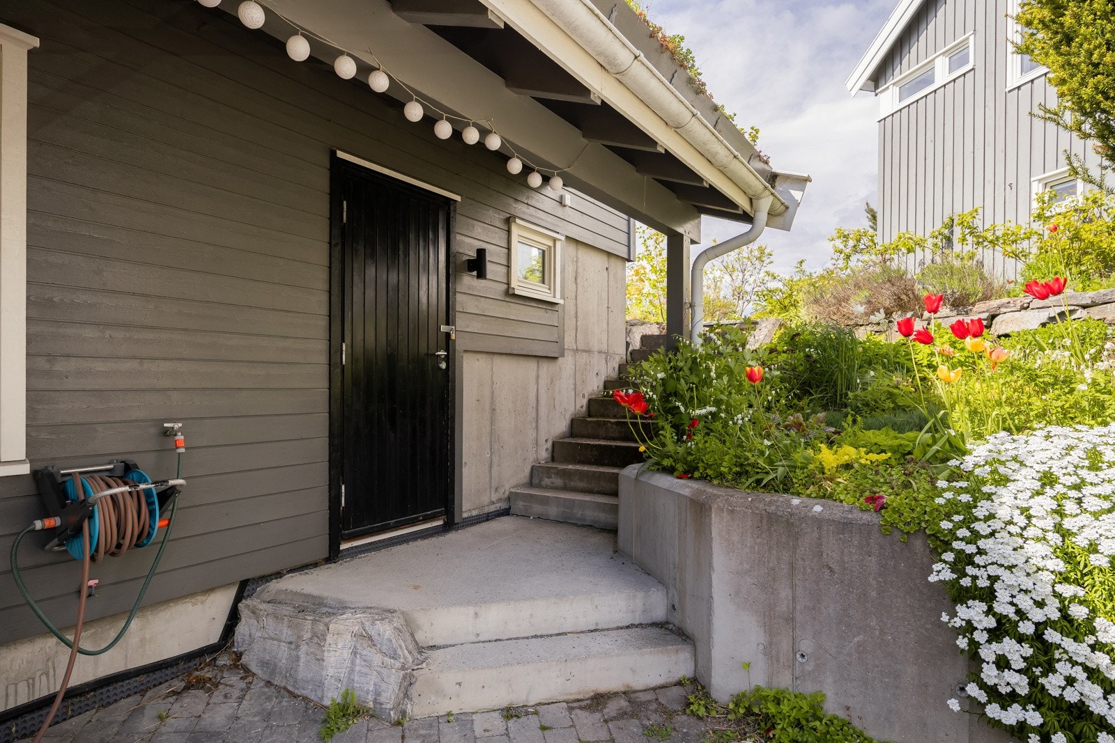 Praktisk med bod på ca. 23 kvm i bakkant av dobbelgarasjen. Galleribilde