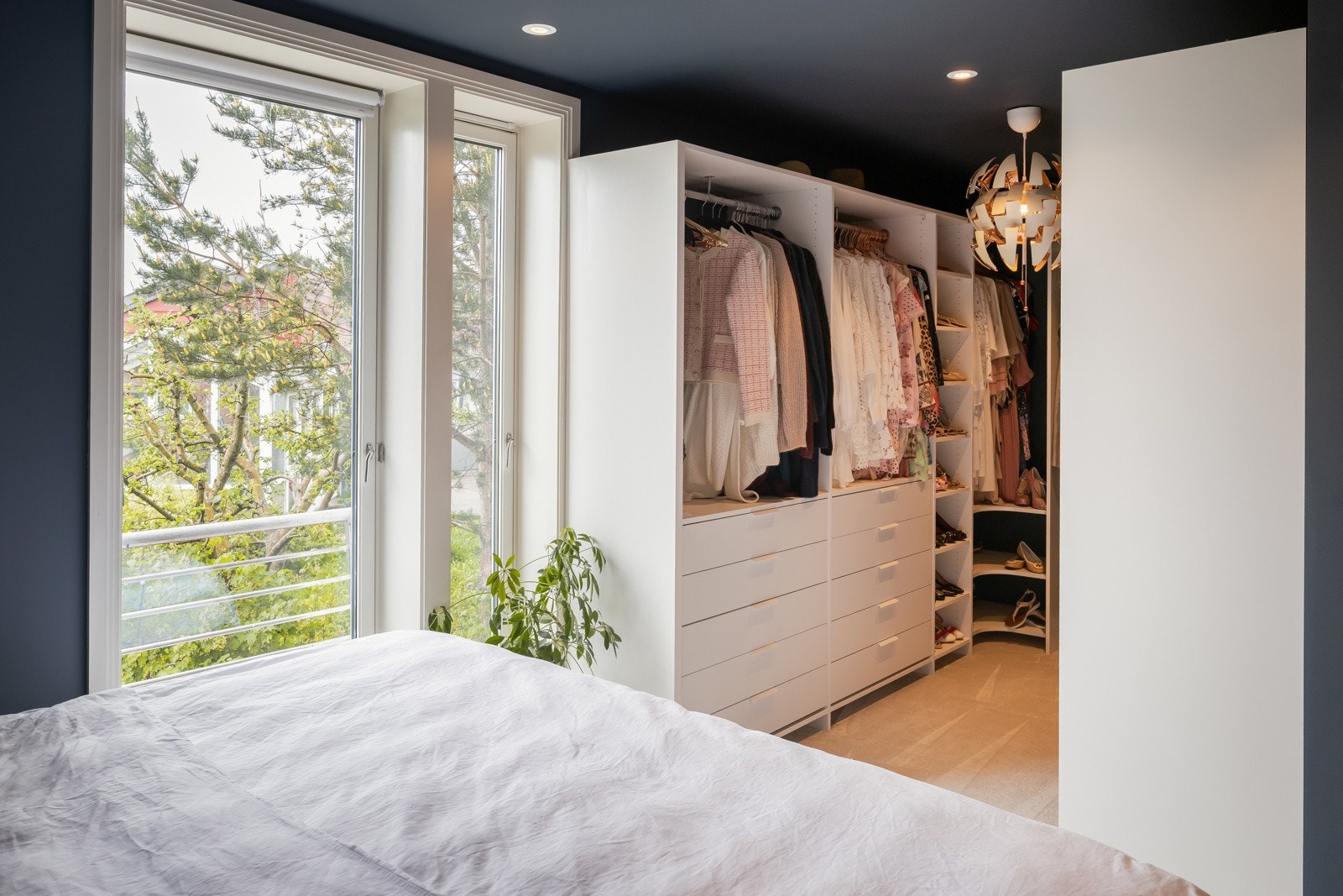 Svært behagelige omgivelser med rolig grøntareal utenfor hovedsoverommet. Galleribilde