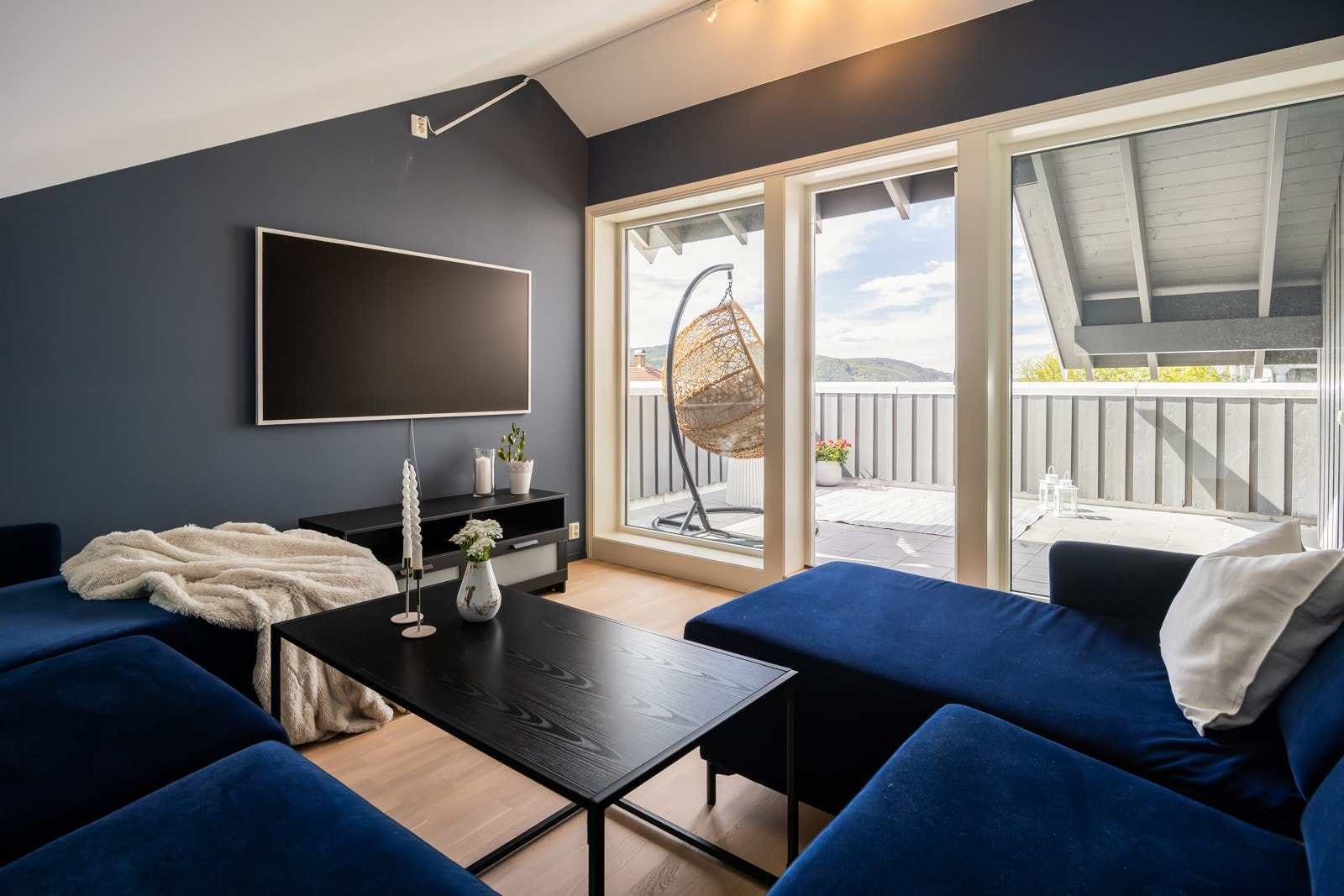 Praktisk og skjermet loftstue på ca. 26 kvm med tilgang på to takterrasser. Galleribilde