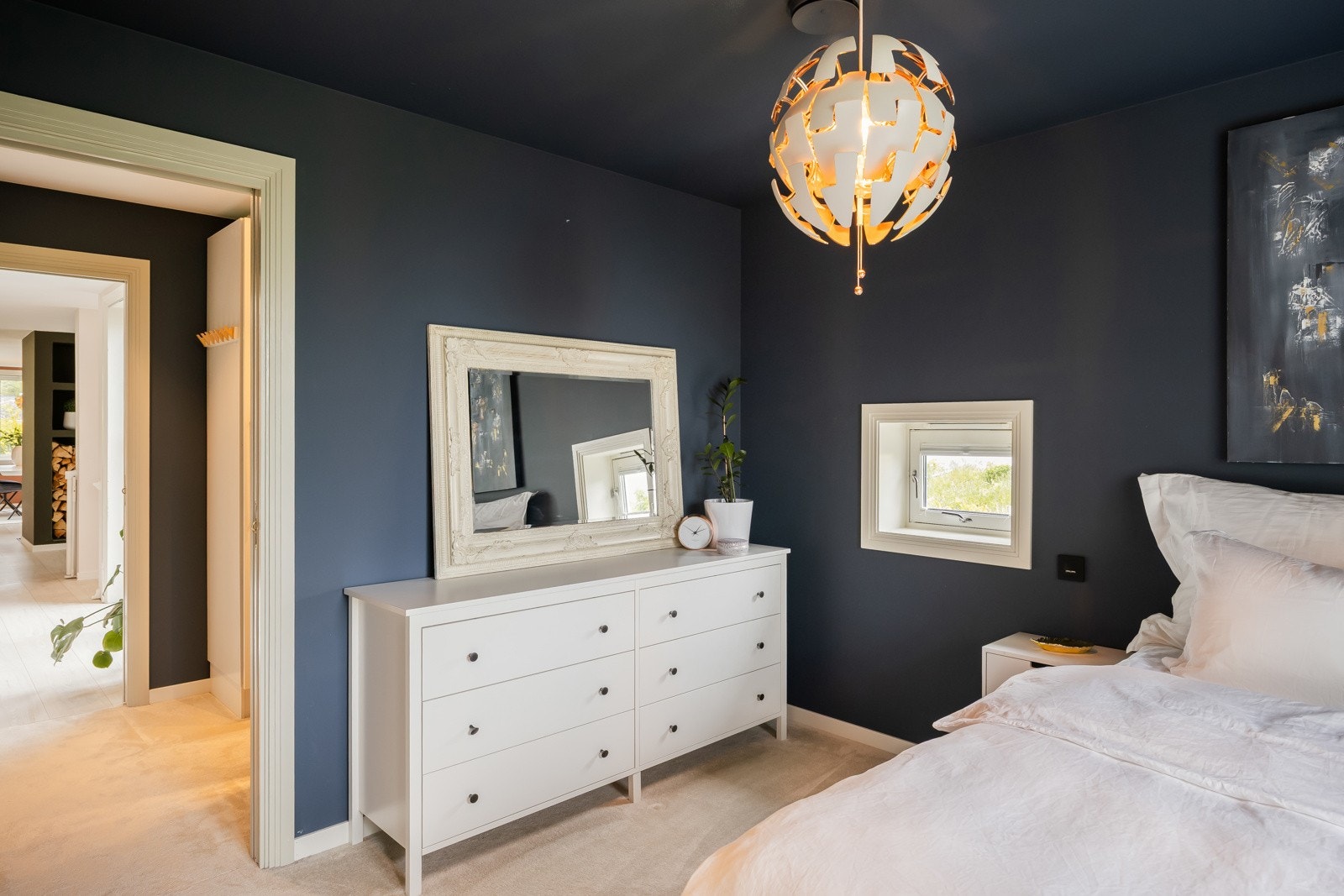 Svært god plass med soverom på ca 11 kvm, og garderobeavdeling på hhv. ca. 4 og 8 kvm. Galleribilde