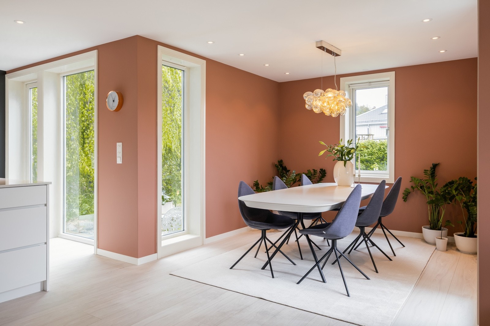 Naturlig og god plass til ei romslig spisestue i tilknytning til kjøkkenet. Galleribilde