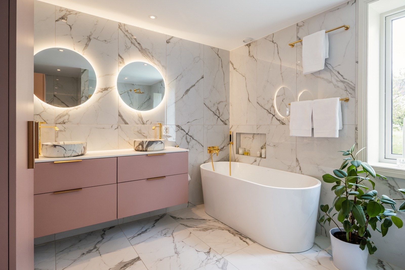 Eksklusivt baderom fra 2022/23 med lekker 60x60 flis, gulvvarme, badekar, dobbelservant, og egen dusjnisje med to regndusjer med integrert armatur. Galleribilde