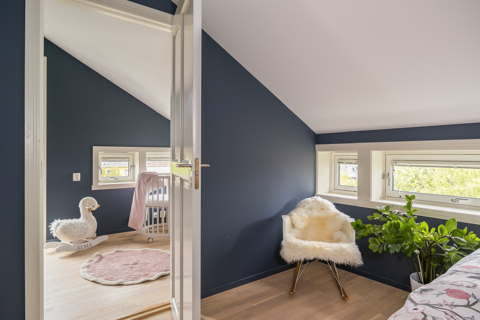 Det ene rommet mot byen er gjennomgående, og er ikke byggemeldt som soverom. Galleribilde