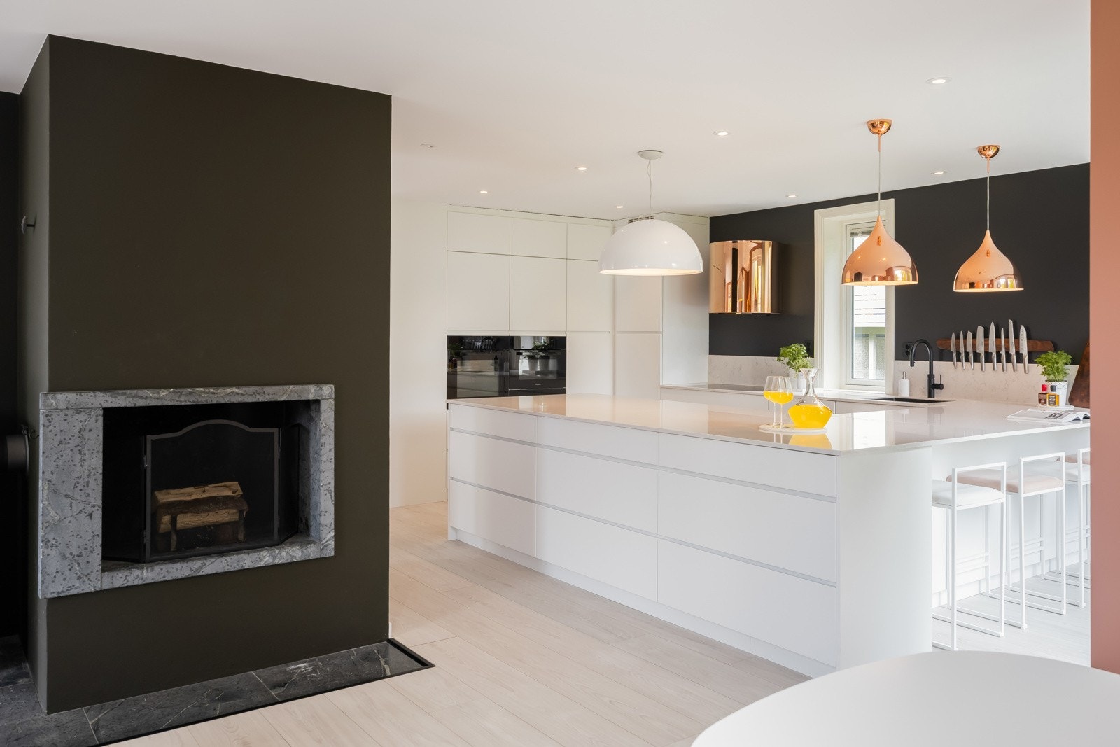 Kjøkkenet ble totalrenovert i 2023 og fremstår som et naturlig hjerte i boligen med høy standard, behagelig gjennomlys, og god kontakt med spisestue. Galleribilde