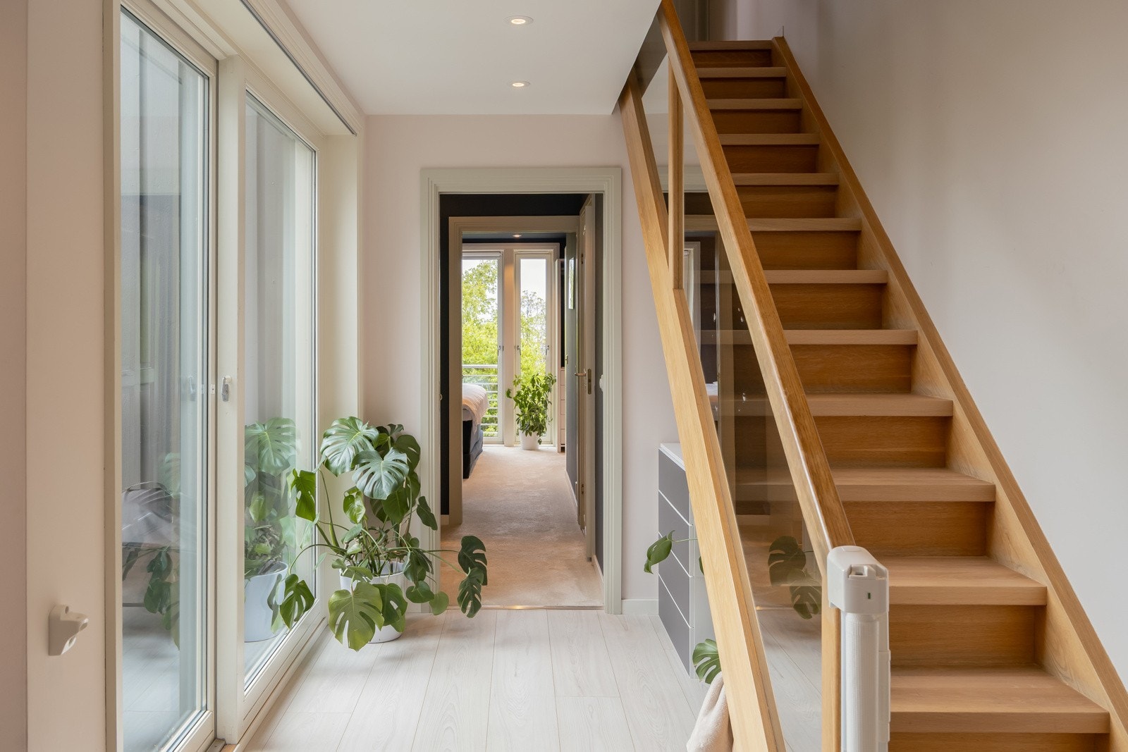 Overetasjen innehar fire fungerende soverom, loftstue, bad, bod og gangareal med kontorplass. Galleribilde