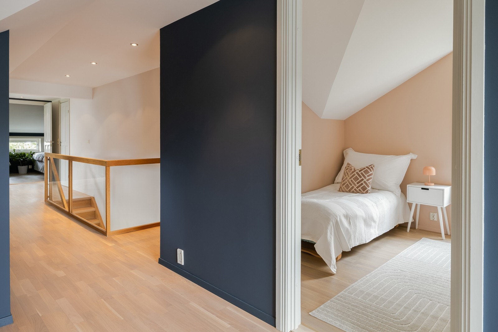 Alle overflater i hoveddelen ble for øvrig oppgradert i 2023. Gløtt inn mot soverom 3 på ca. 7 kvm. Galleribilde