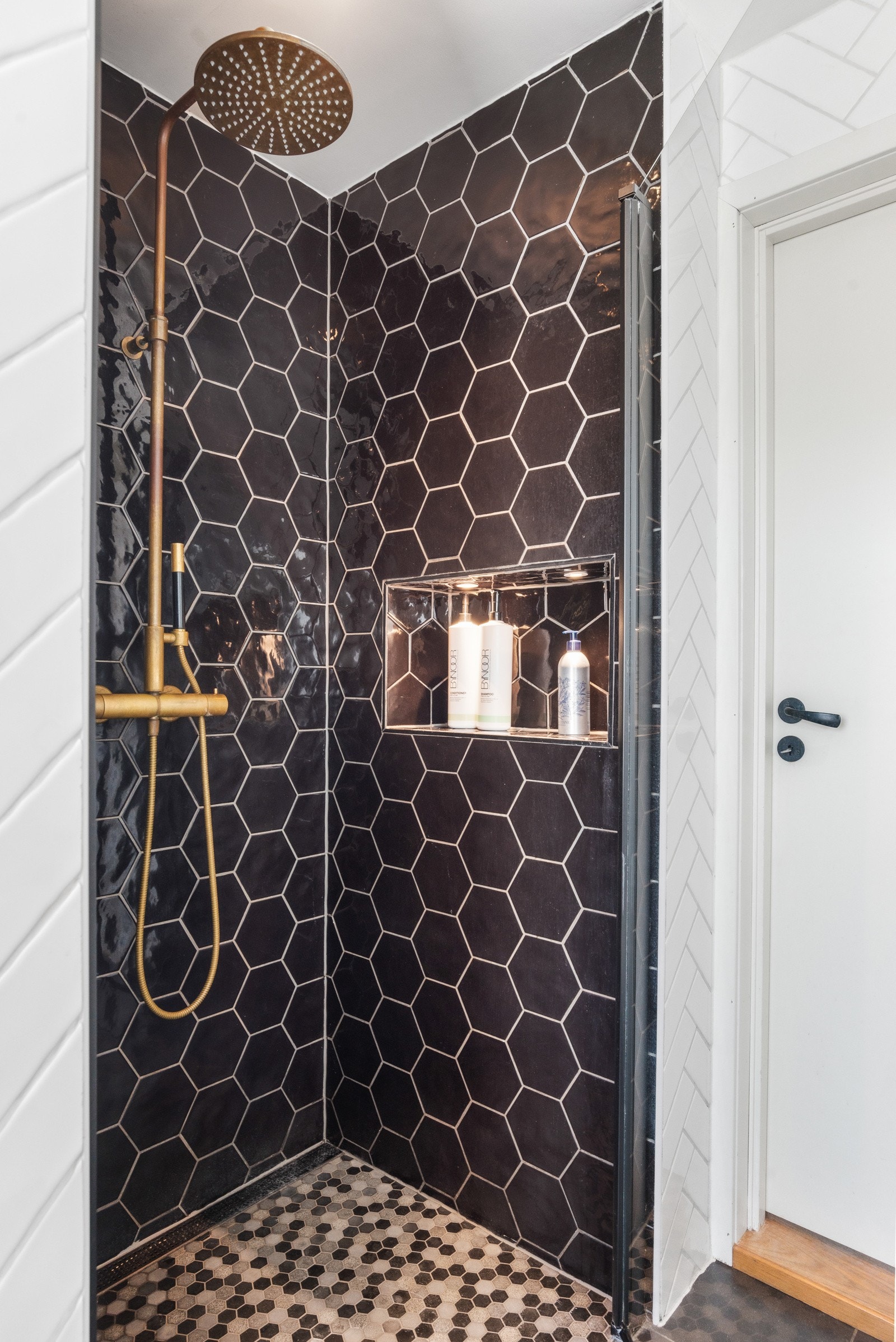 Mørke gulvfliser kombinert med lyse vegger gir et moderne og lunt preg. Galleribilde