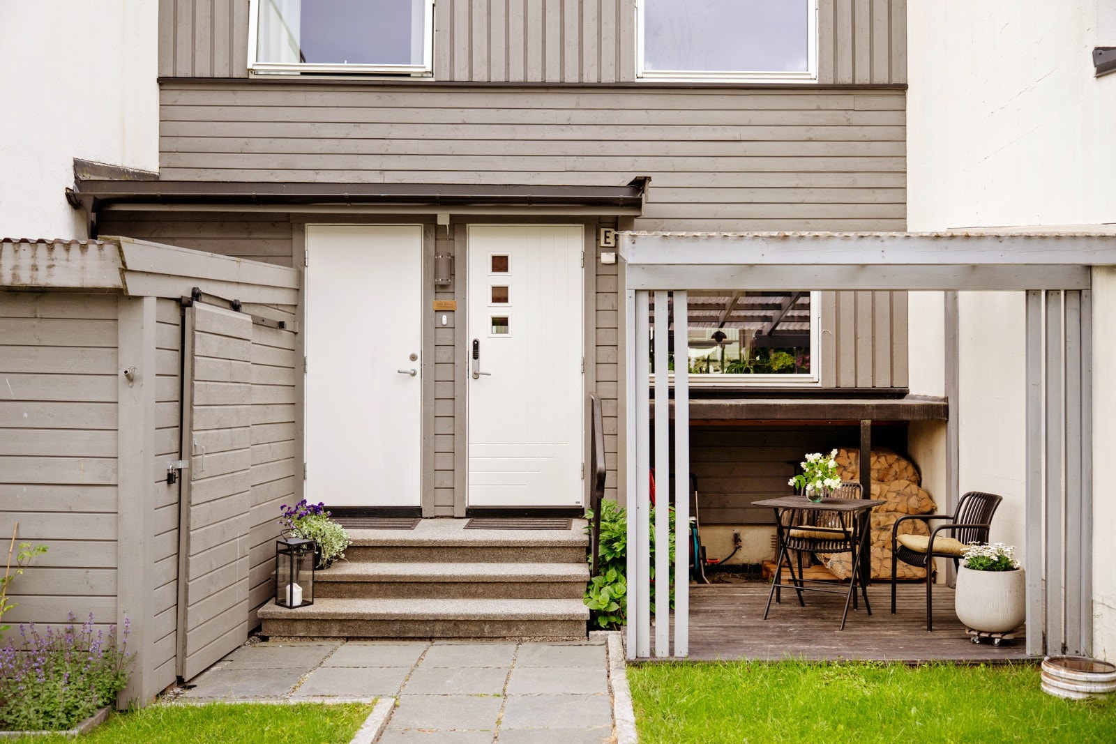 Her får du et hjem med flotte uteplasser - bl.a. en vestvendt markterrasse på hele 43 kvm, skjermet hage og pergola ved stuen. Galleribilde