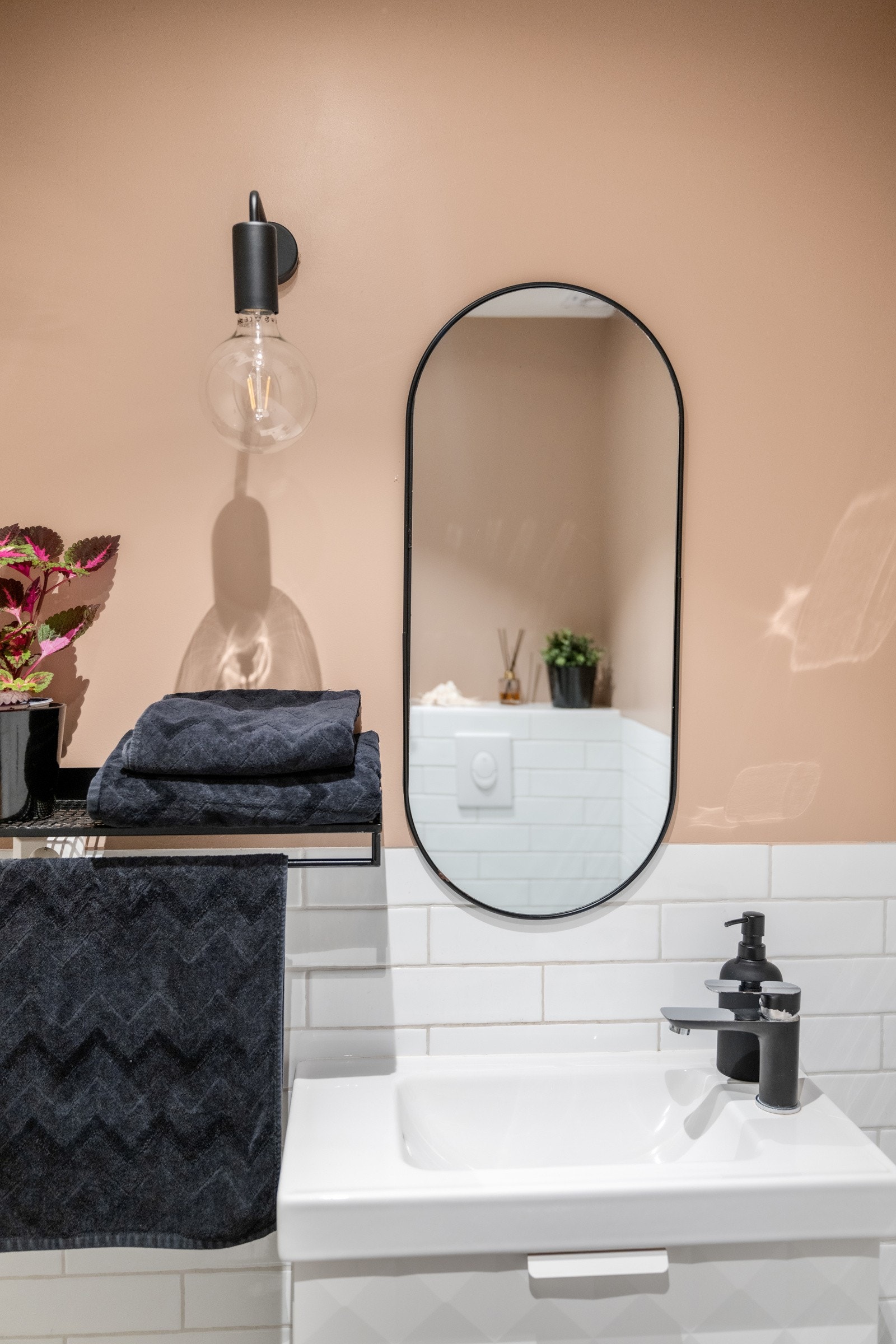 Praktisk innredning med speil og dusjsone med innfellbare glassvegger gir funksjon og fleksibilitet. Galleribilde