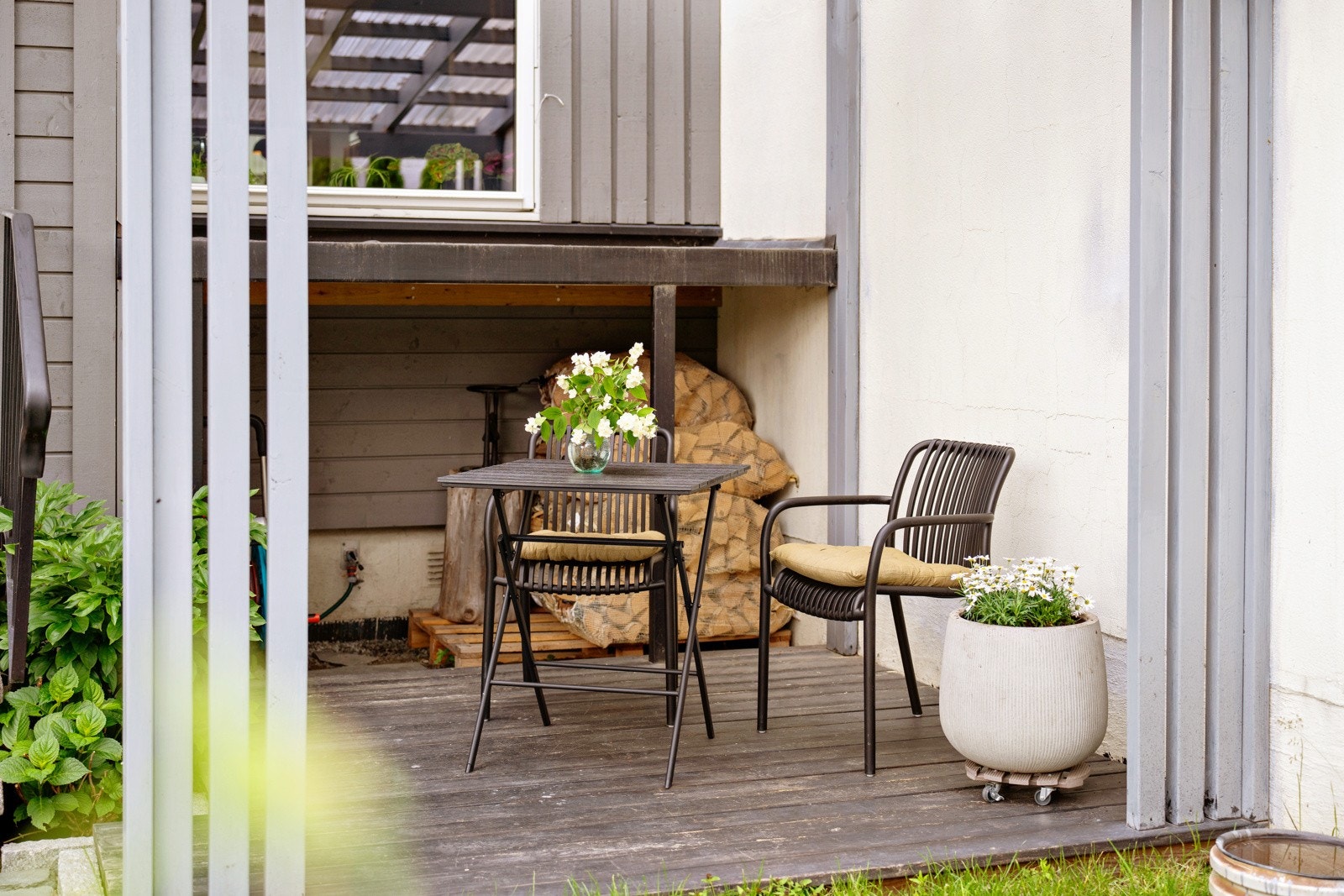 Det er fine uteplasser på hver sin side av boligen, her ved inngangspartiet. Galleribilde