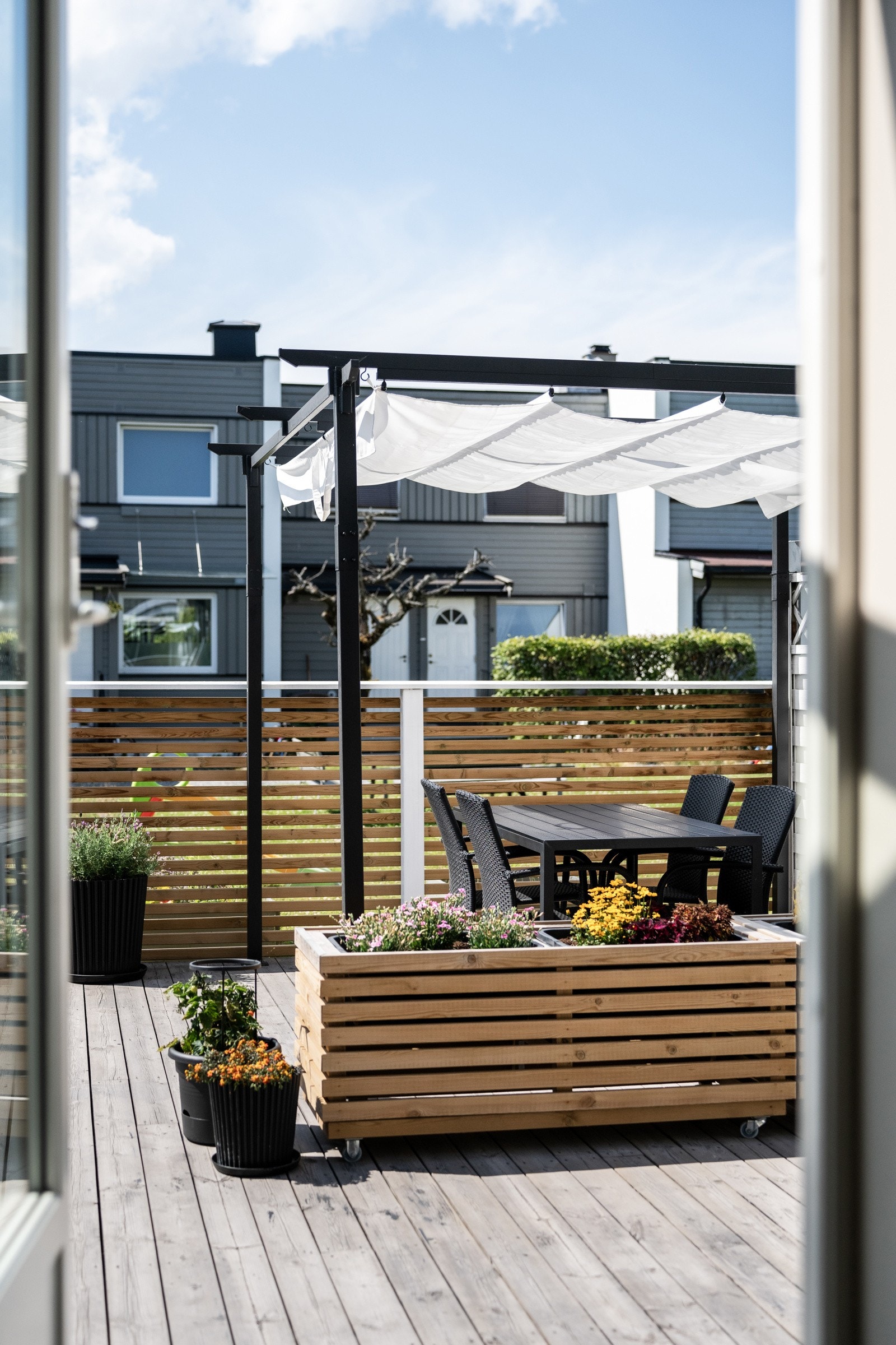 Adkomst til markterrase og hage fra stuen. Galleribilde