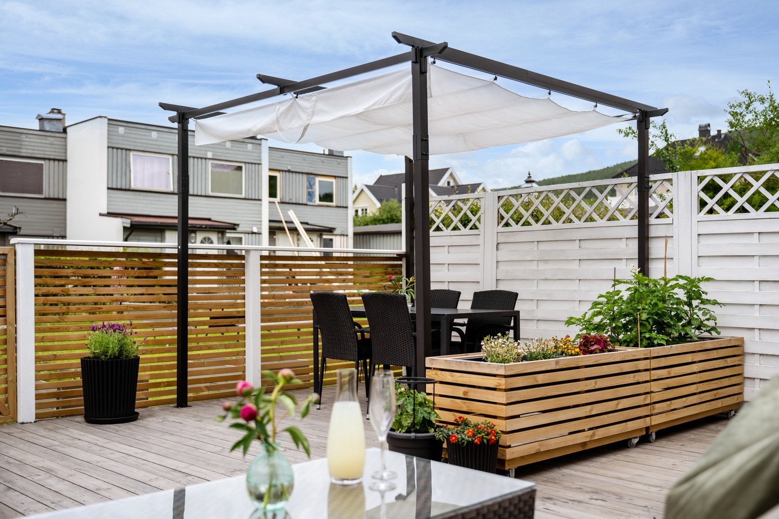 Terrassen har en koselig pergola som gir behagelig skygge på varme dager. Galleribilde