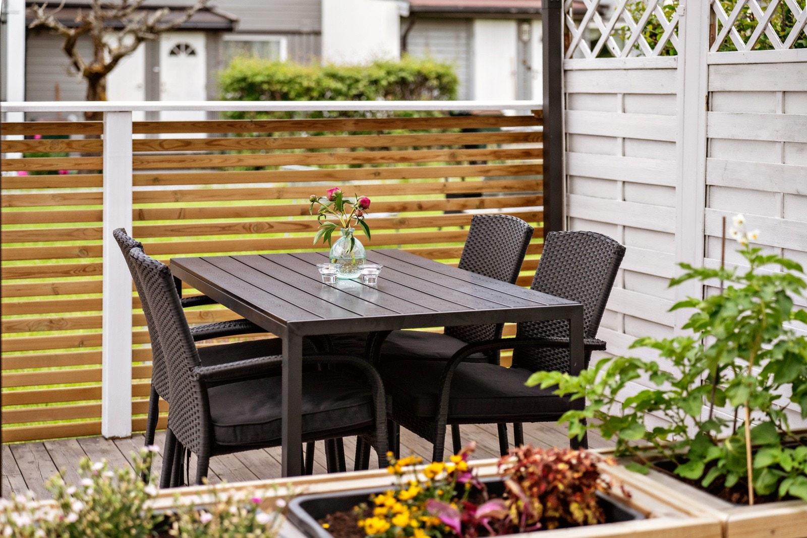 Boligen disponerer en naturlig del av den pent opparbeidede fellestomten, med hellelagt inngangsparti fra 2019 og en romslig, vestvendt markterrasse på hele 43 kvm. Galleribilde