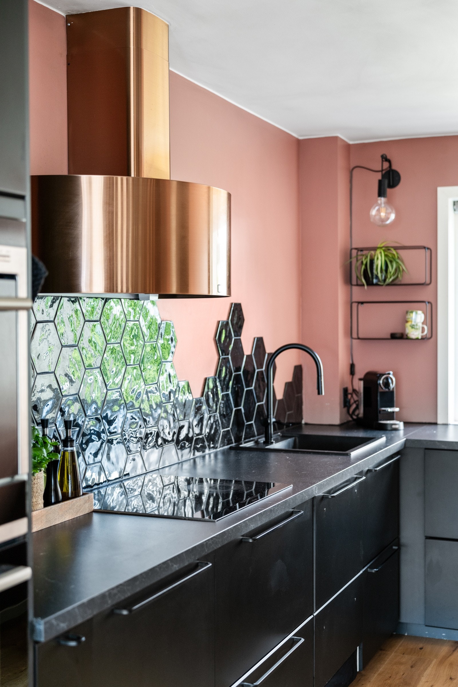 Fra stuen er det videre adkomst til boligens kjøkken. Galleribilde