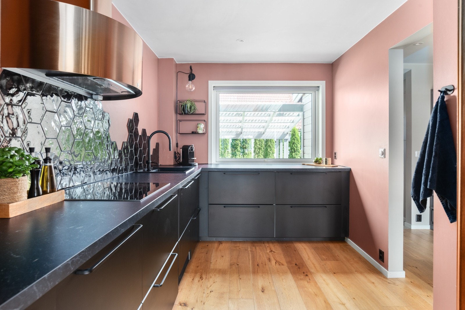 Stilrent og funksjonelt kjøkken fra Ikea (2018/2019) med integrerte hvitevarer og godt med skapplass. Galleribilde