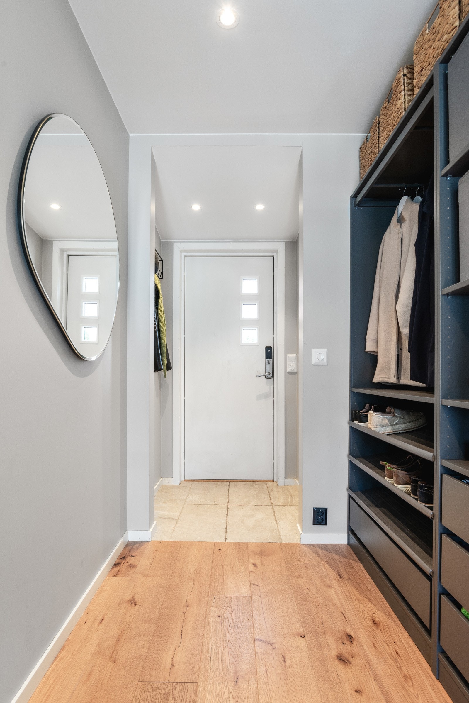 Lys og moderne entré med god plass til både sko og yttertøy. Galleribilde