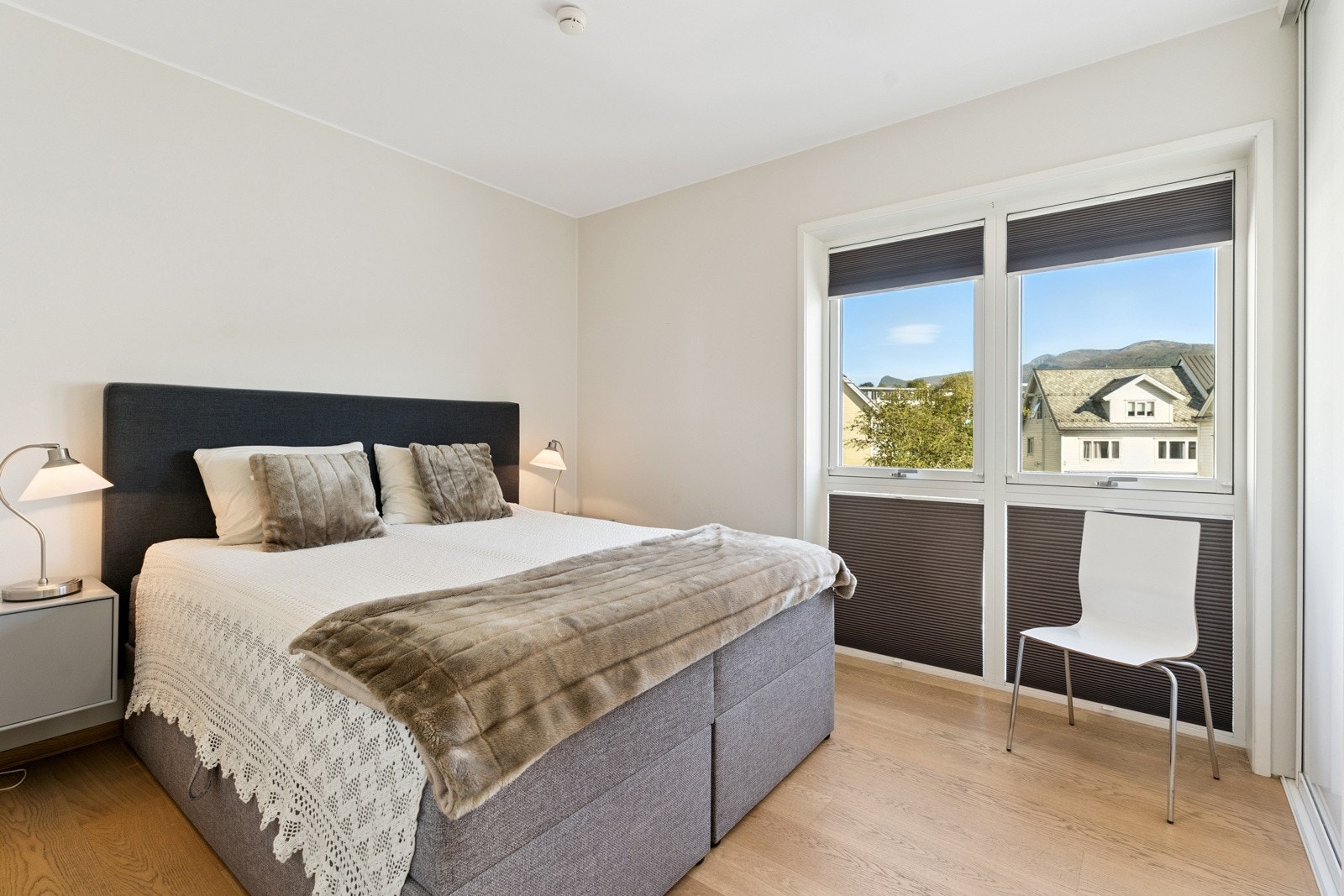 Det er 3 gode soverom i bustaden. Hovudsoverommet har stor skyvedørsgarderobe Galleribilde