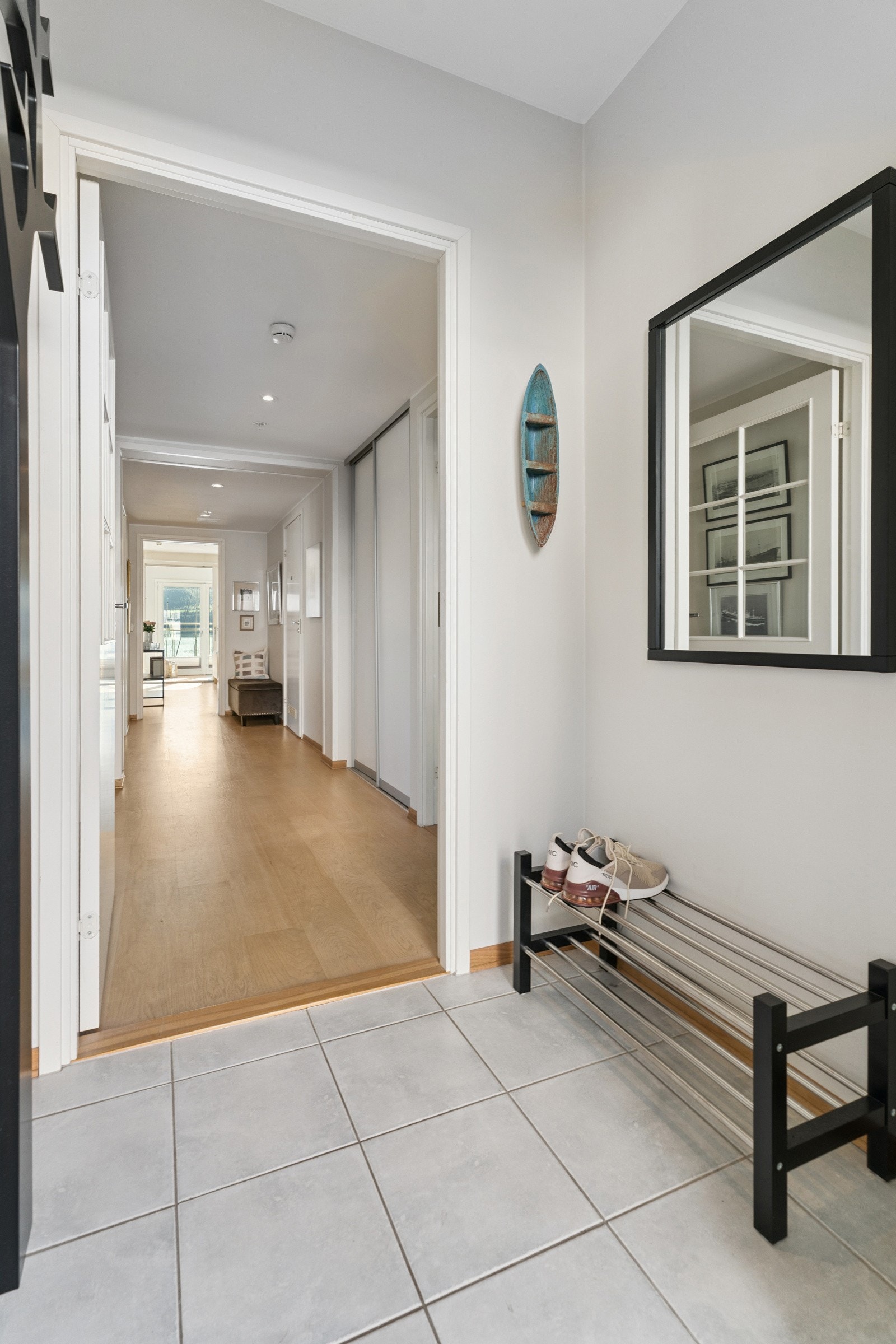 Lys og innbydande entré og gang med skyvedørsgarderobe med god plass til ytterkle og sko Galleribilde