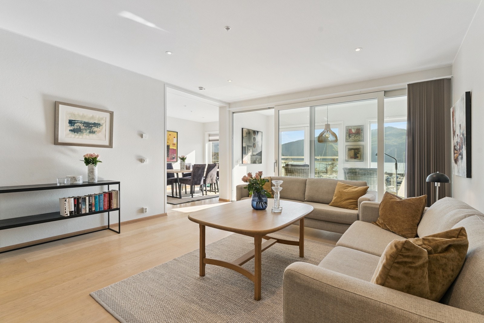 Glasskyvedør ut til triveleg vinterhage, som vert ein fin utvidelse av stova Galleribilde