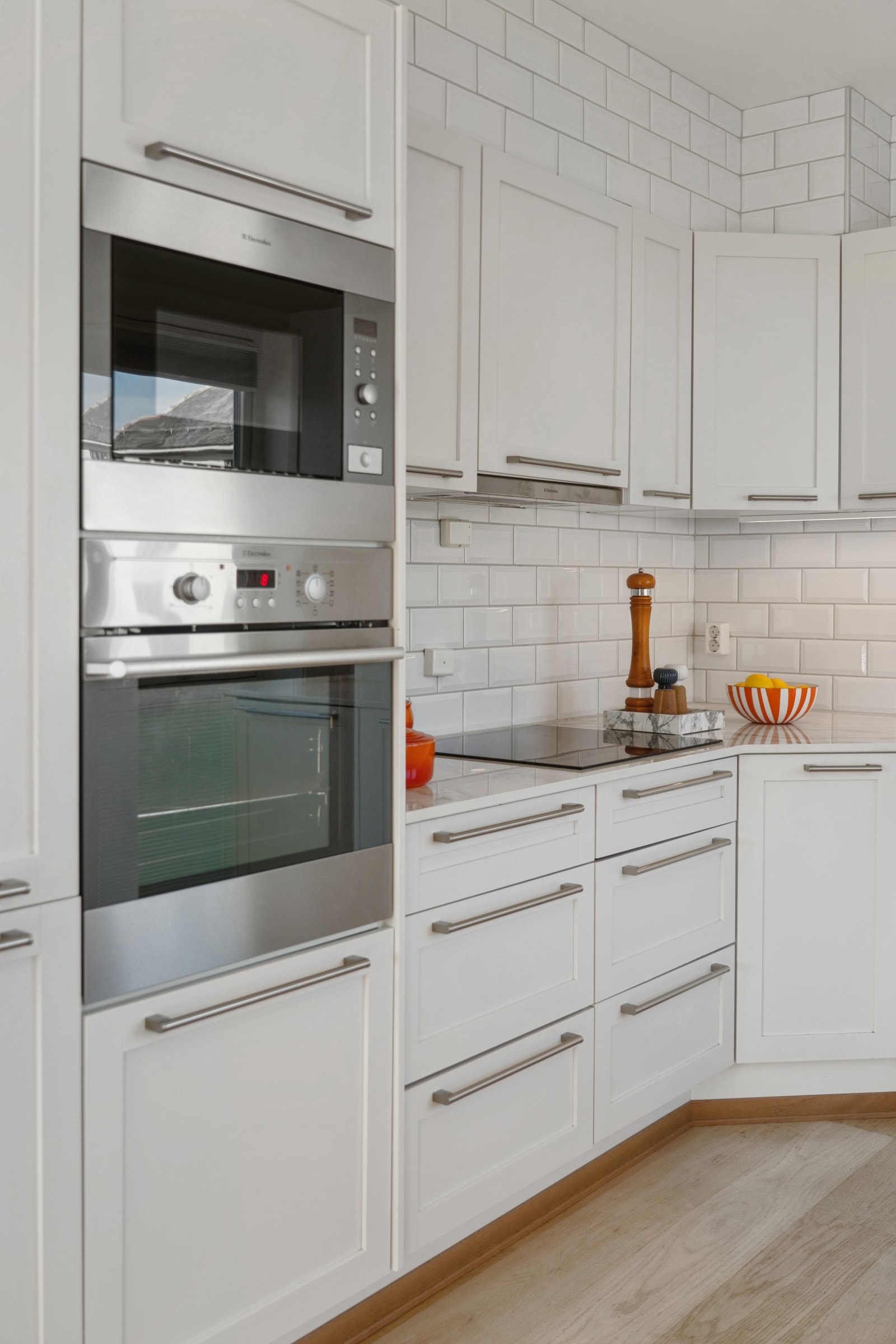 Integrerte kvitevarer med: steikeomn, mikro, oppvaskmaskin og kjøl-/ fryseskap. Keramisk platetopp frå 2024 Galleribilde