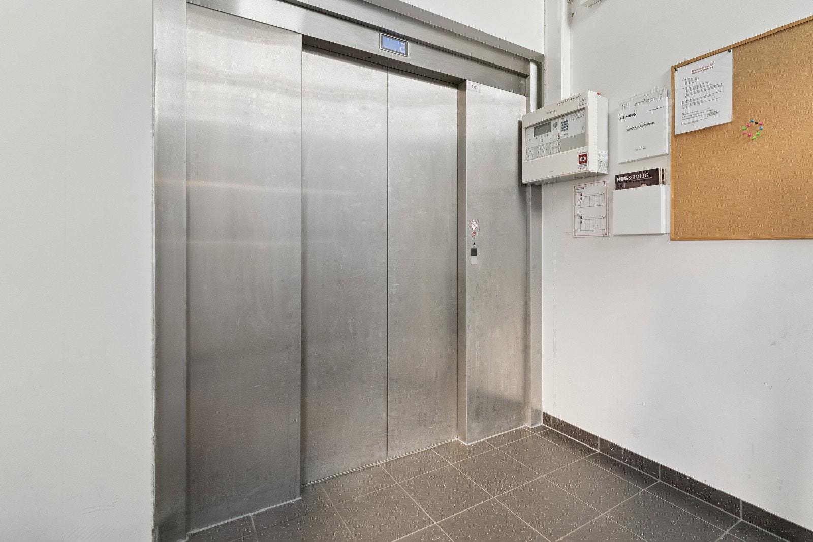 Lett og fin tilkomst med heis frå parkeringskjellar og bakkeplan Galleribilde