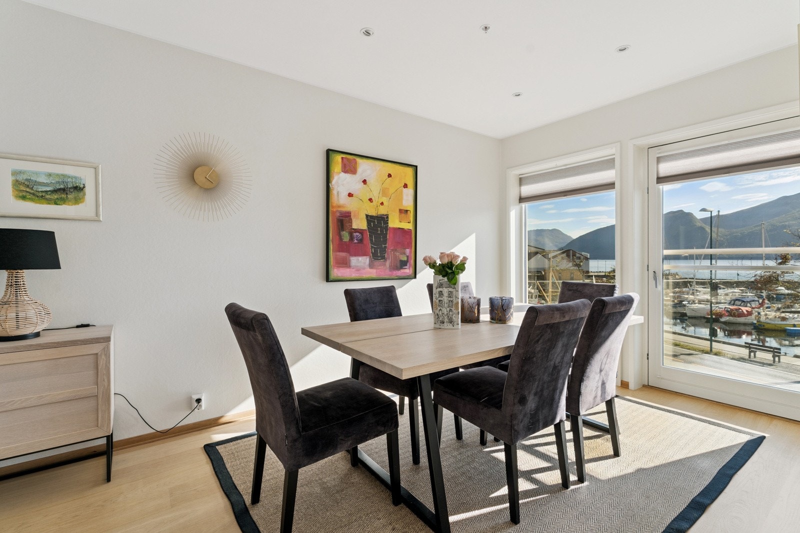 Romsleg og god spiseplass i tilknyting til kjøkkenet Galleribilde