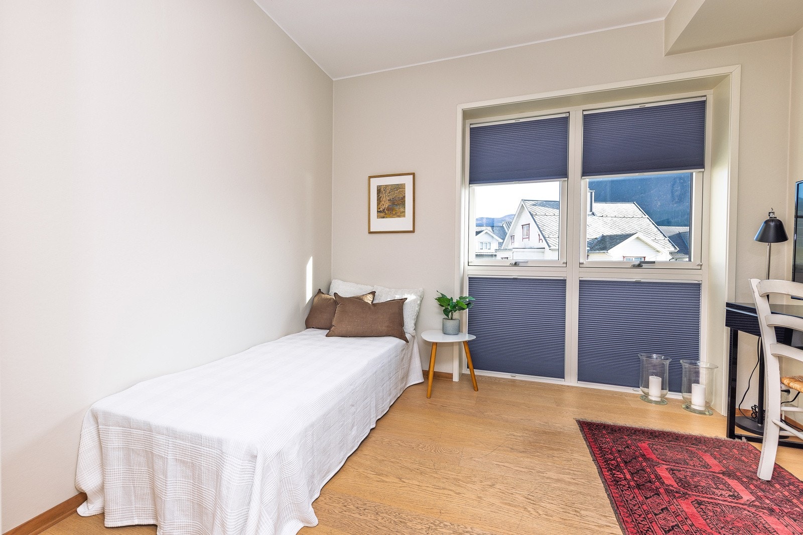 Soveromma har fin størrelse og gode møbleringstilhøve Galleribilde