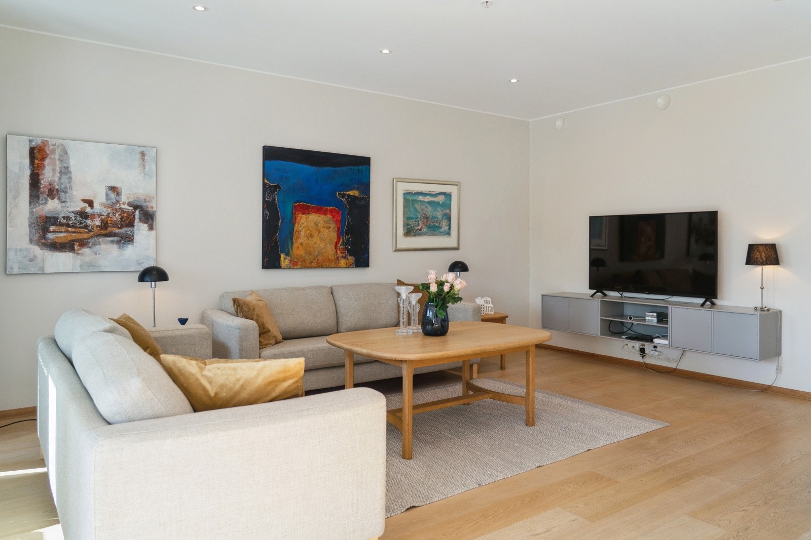 God plass til stor sitjegruppe og anna møblement Galleribilde