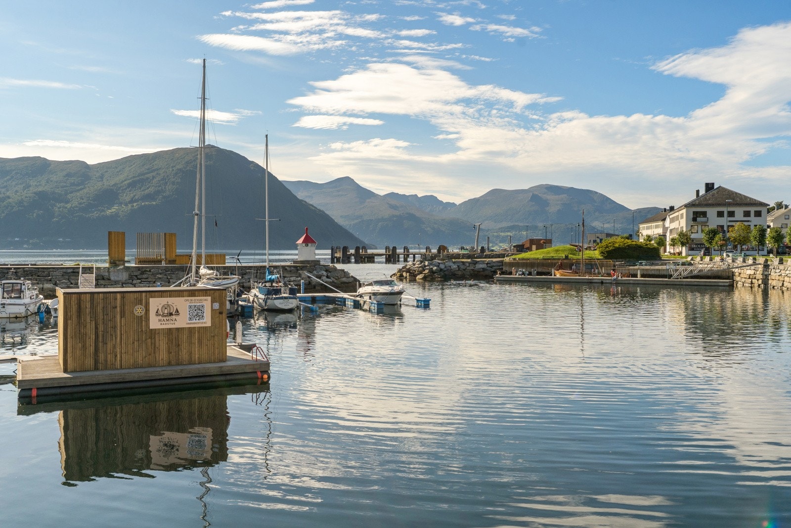 Her bur du i hjartet av Volda sentrum med kafetilbod, butikkar, daglegvare og andre fasilitetar like utanfor inngangsdøra Galleribilde