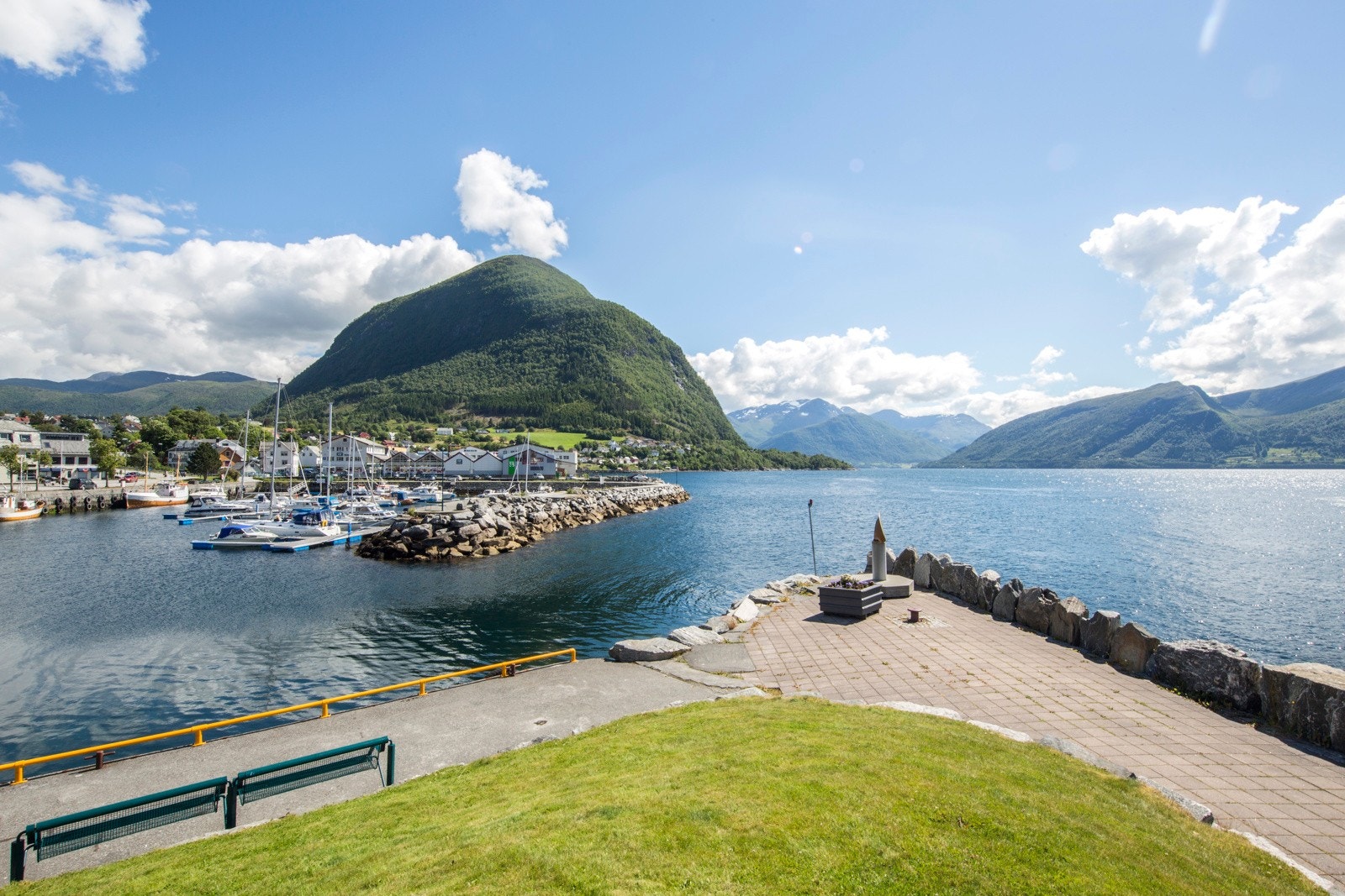 Fine tur- og gangvegar i nærleiken. Kva med ein triveleg spasertur i Elvadalen eller langs sentrumshamna? Galleribilde