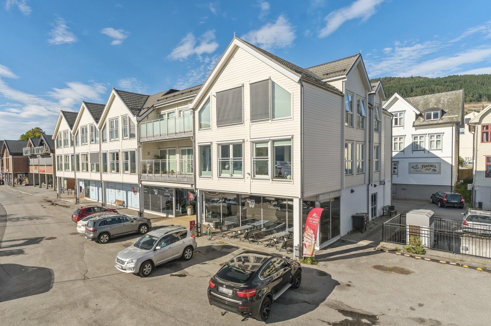 Leilegheita ligg i enden av moderne leilegheitsbygg beliggande midt i Volda sentrum med alle sentrumsfunksjonar like ved Galleribilde