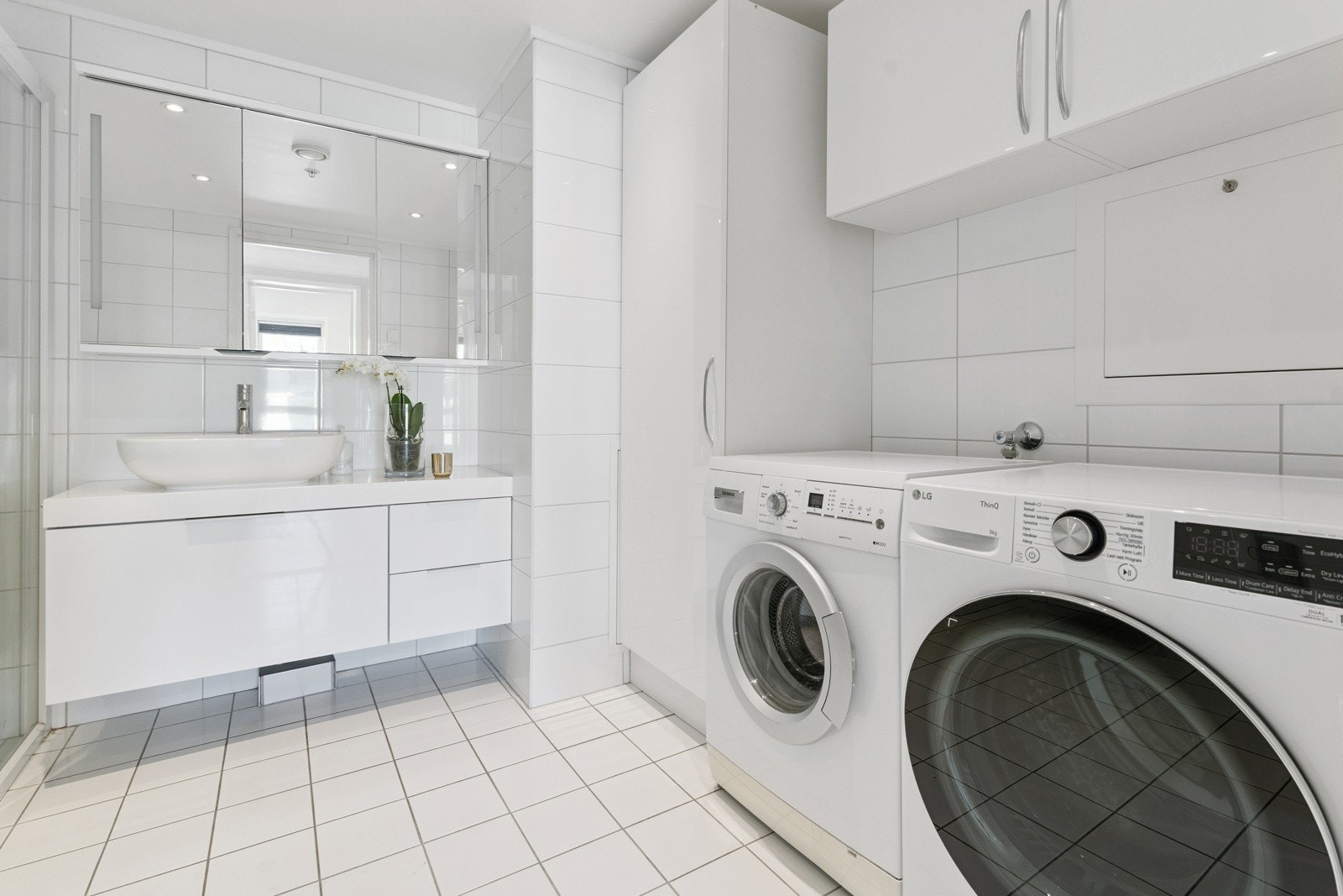 Legg merke til skap- og skuffeplass. Her er det enkelt å halde orden og system på badet Galleribilde