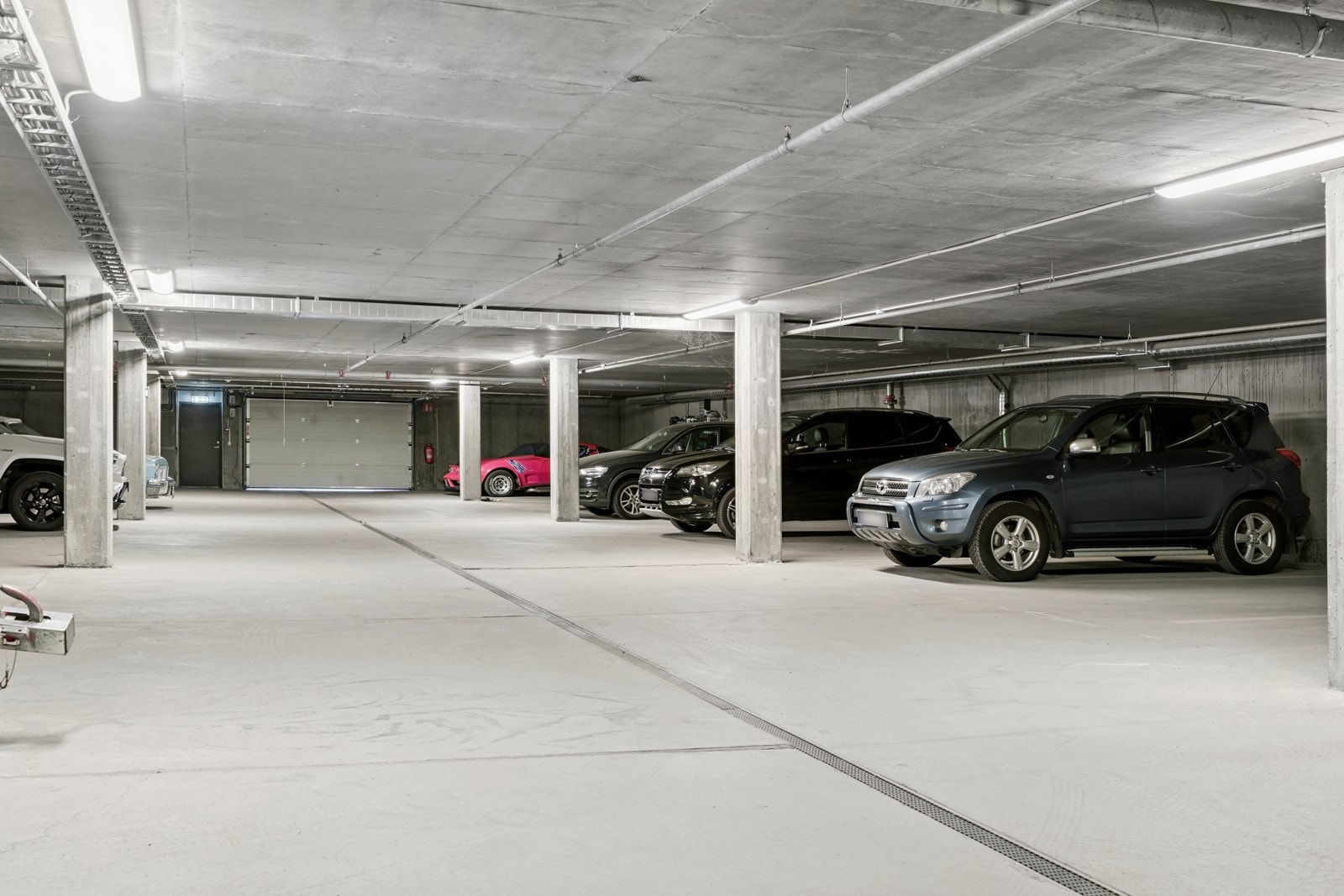 Leilegheita disponerar praktisk sportsbod og parkeringsplass i oppvarma og avlåst parkeringskjellar Galleribilde