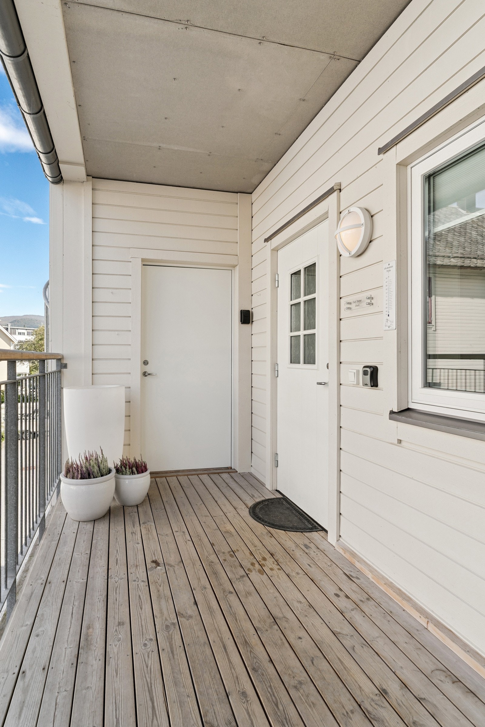 Overbygd svalgang frå trappegang/heis til inngangspartiet. Her kan du gå tørrskodd frå garasje til bustad Galleribilde